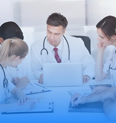 группа врачей сидит за столом